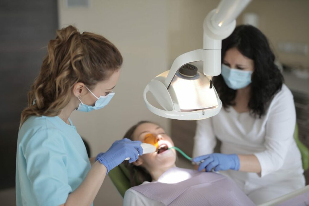 Assistent dental que pren raigs X mentre està embarassada