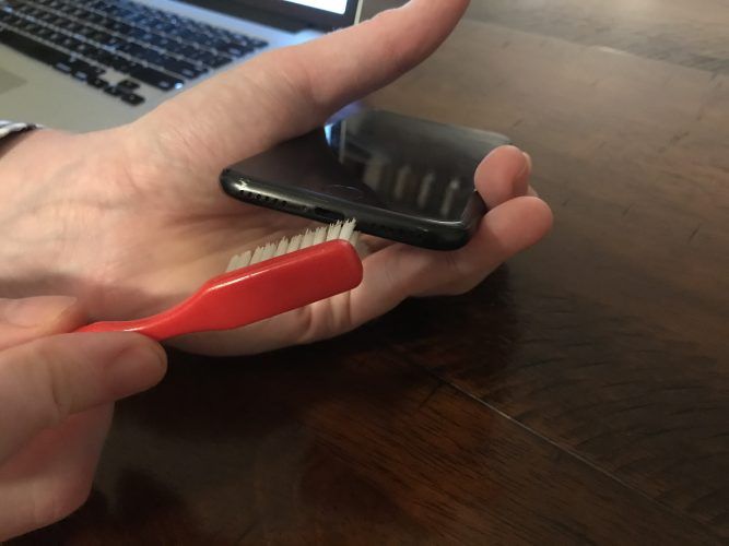 Gunakake sikat untu kanggo ngresiki port kilat iPhone